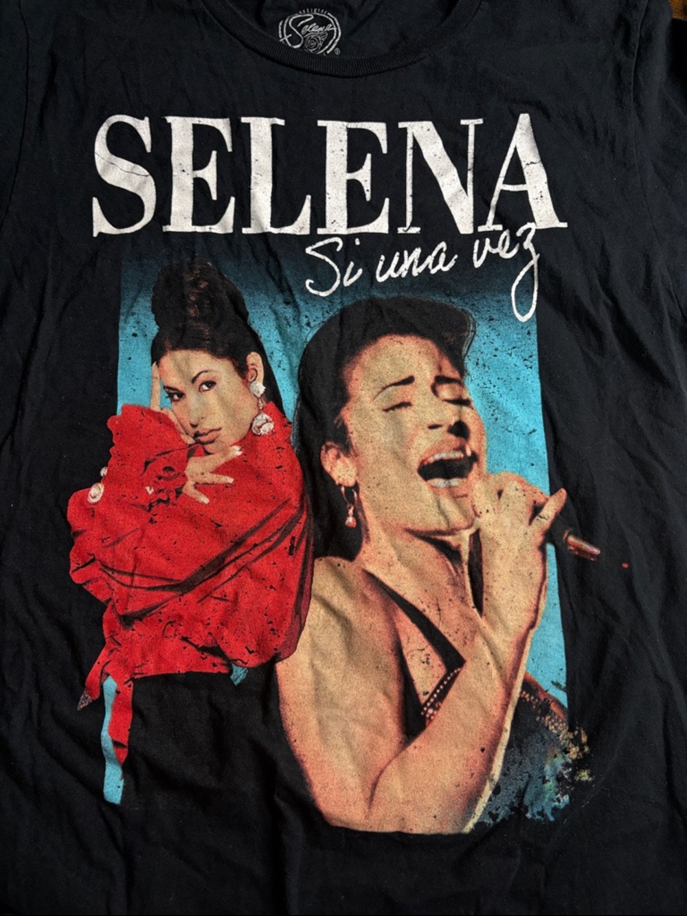 Selena 'Si Una Vez' Graphic Tee - Black with Red & Blue Print
